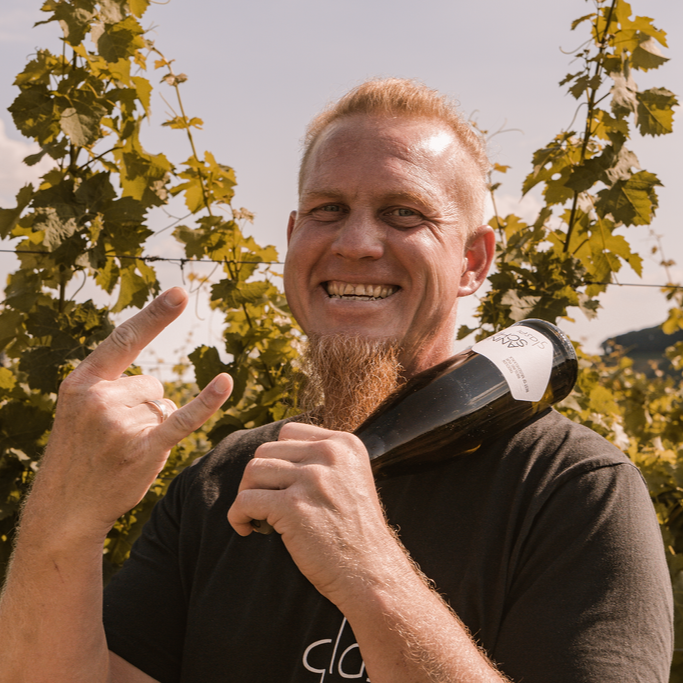 Weingut Axel Bauer zwei Winzer unterhalten sich 